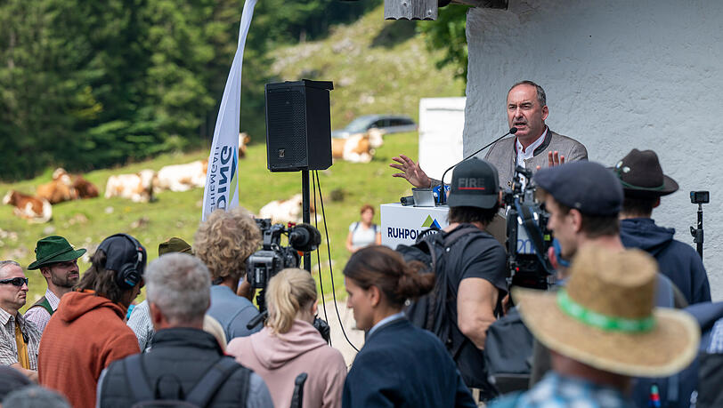 Auch hier geht die Angst vor dem Wolf um: Hubert Aiwanger spricht während der Hauptalmbegehung bei Ruhpolding. Auch hier geht die Angst vor dem Wolf um: Hubert Aiwanger spricht während der Hauptalmbegehung bei Ruhpolding.