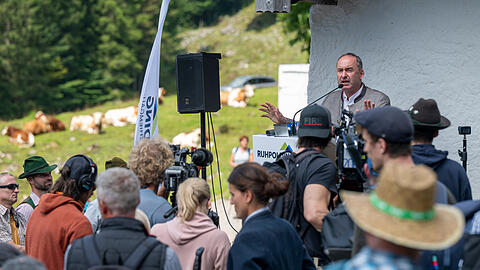 Auch hier geht die Angst vor dem Wolf um: Hubert Aiwanger spricht w&auml;hrend der Hauptalmbegehung bei Ruhpolding.