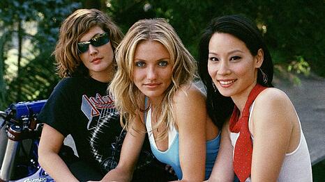 Nach dem Serienerfolg in den Siebzigern sorgten 2000 und 2003 Drew Barrymore (von links), Cameron Diaz und Lucy Liu in der Neuauflage "3 Engel f&uuml;r Charlie" f&uuml;r klingelnde Kinokassen. Wer jetzt die Hauptrollen &uuml;bernimmt, ist noch nicht bekannt.