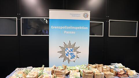 Das Bargeld war laut Polizei in dem Wagen versteckt.