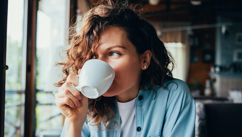 Für Erwachsene gelten drei bis fünf Tassen Filterkaffee pro Tag als unbedenklich. Für Erwachsene gelten drei bis fünf Tassen Filterkaffee pro Tag als unbedenklich.