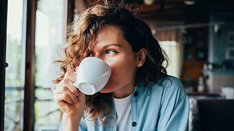F&uuml;r Erwachsene gelten drei bis f&uuml;nf Tassen Filterkaffee pro Tag als unbedenklich.