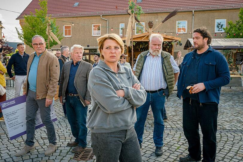 Mit ihrer Gew&auml;sseruntersuchung bringt die Geologin Ina Sedlitz (J&ouml;rdis Triebel) nicht nur Frank Schuter (Thomas Dehler, links), ihren Vater Walter (J&ouml;rg Sch&uuml;ttauf, zweiter von links), Udo (Martin Reik, zweiter von rechts) und ihren Schwager Tom Nehls (Ronald Zehrfeld), sondern das ganze Dorf gegen sich auf.