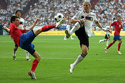 Antonio Rukavvina, hier in seinem wohl besten Länderspiel gegen Deutschland und Bastian Schweinsteiger im Mai 2008, könnte auch bei der WM in Südafrika gegen Deutschland spielen.
