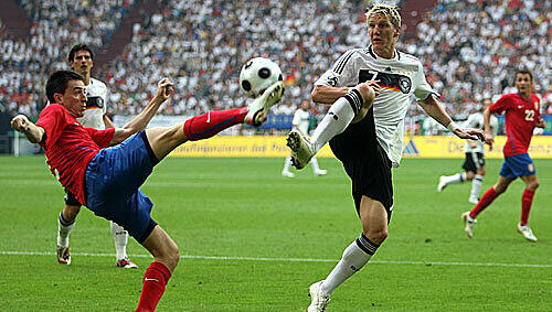 Antonio Rukavvina, hier in seinem wohl besten Länderspiel gegen Deutschland und Bastian Schweinsteiger im Mai 2008, könnte auch bei der WM in Südafrika gegen Deutschland spielen. Antonio Rukavvina, hier in seinem wohl besten Länderspiel gegen Deutschland und Bastian Schweinsteiger im Mai 2008, könnte auch bei der WM in Südafrika gegen Deutschland spielen.