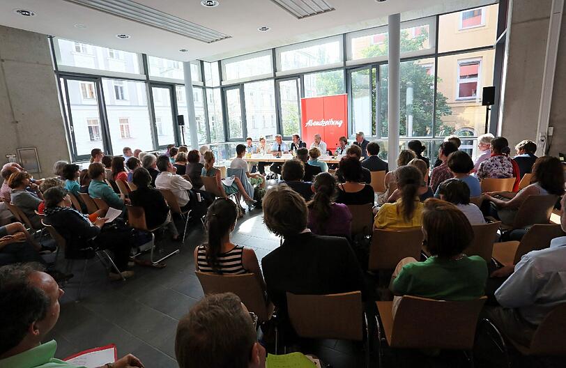 &bdquo;Es gibt Schulen, die gelingen. Das ist kein Hexenwerk&ldquo;: Moderator Arno Makowsky bei der AZ-Podiumsdiskussion.