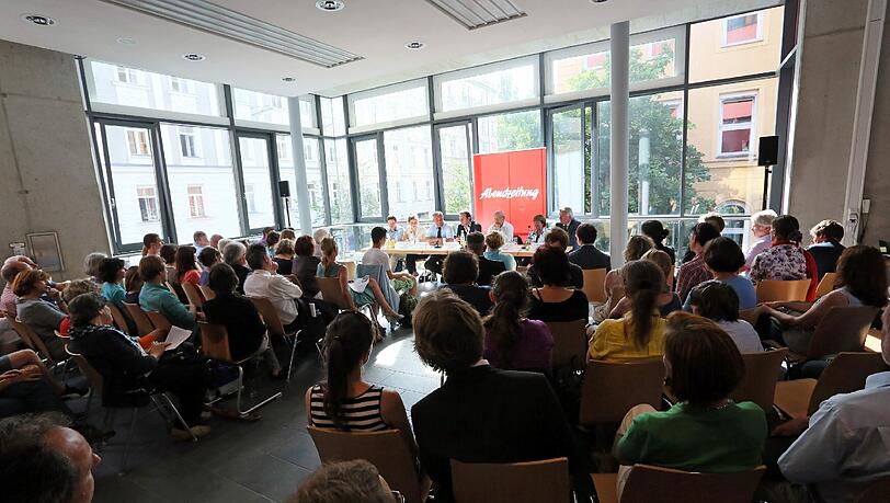 „Es gibt Schulen, die gelingen. Das ist kein Hexenwerk“: Moderator Arno Makowsky bei der AZ-Podiumsdiskussion. „Es gibt Schulen, die gelingen. Das ist kein Hexenwerk“: Moderator Arno Makowsky bei der AZ-Podiumsdiskussion.