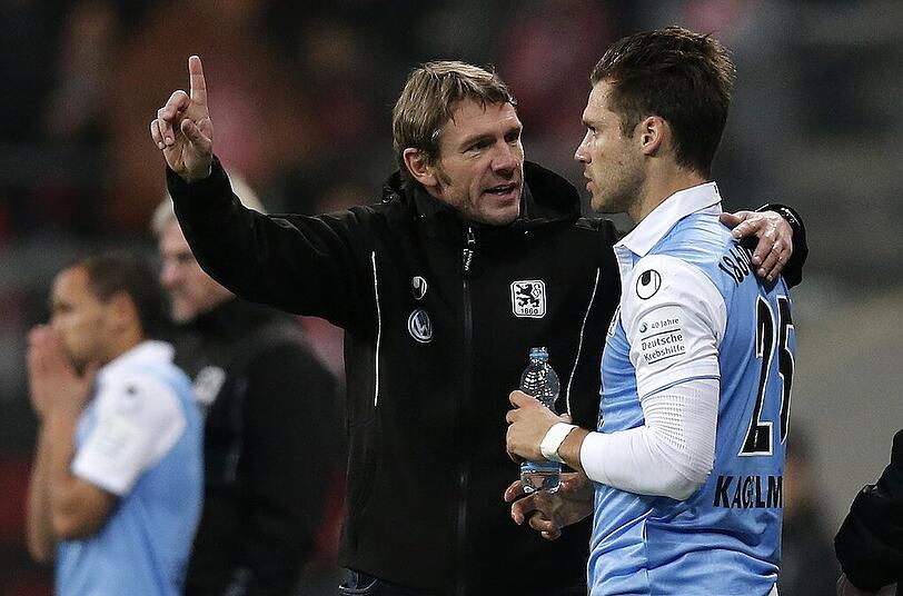 Gary Kagelmacher (re.) im Gespräch mit Trainer Markus von Ahlen.