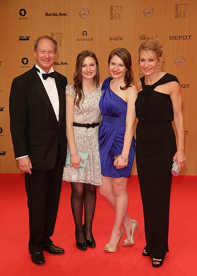 John B. Emerson, Botschafter der Vereinigten Staaten in Deutschland, seine Frau Kimberly (r) und die Töchter Taylor und Hayley