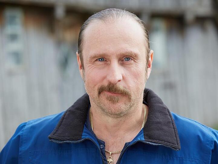 Der Schauspieler Bjarne Mädel stellt den Putzeimer weg.
