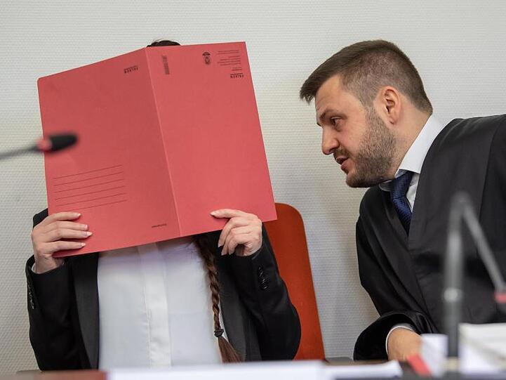 Der Angeklagten wird unter anderem vorgeworfen, ein fünf Jahre altes Mädchen als Sklavin im Irak gehalten und verdursten lassen zu haben.