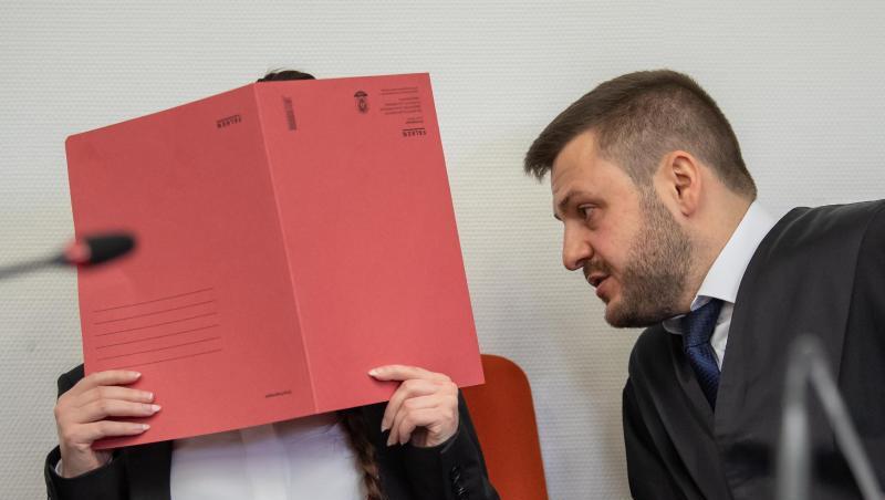 Der Angeklagten wird unter anderem vorgeworfen, ein fünf Jahre altes Mädchen als Sklavin im Irak gehalten und verdursten lassen zu haben. Der Angeklagten wird unter anderem vorgeworfen, ein fünf Jahre altes Mädchen als Sklavin im Irak gehalten und verdursten lassen zu haben.