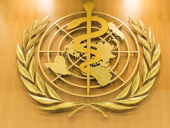 Das Logo der Weltgesundheitsorganisation WHO im europäischen Hauptquartier der Vereinten Nationen in Genf.