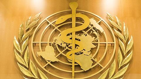 Das Logo der Weltgesundheitsorganisation WHO im europäischen Hauptquartier der Vereinten Nationen in Genf.