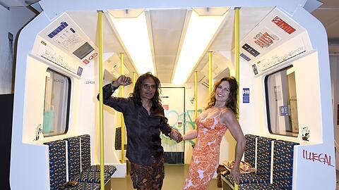 Christine Neubauer mit José Campos in einem Nachbau der Londoner U-Bahn mit Banksy-Graffiti.