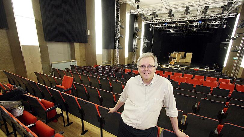 Nach vier Wochen Umzug zeigt Schauspieldirektor Klaus Kusenberg den Theatersaal der Kongresshalle: Nächste Woche eröffnet er mit Brechts "Arturo Ui" Nach vier Wochen Umzug zeigt Schauspieldirektor Klaus Kusenberg den Theatersaal der Kongresshalle: Nächste Woche eröffnet er mit Brechts "Arturo Ui"