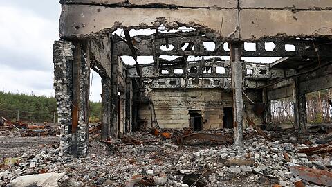 Acht Monate Krieg - und die Schäden der russischen Angriffe sind an vielen Orten in der Ukraine unübersehbar. (Bild aus Isjum)