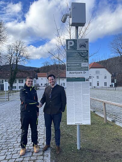 Vor Gut Kaltenbrunn ist das neue System auch nochmal erklärt. Moritz Hardieck, Geschäftsführer Käfer Gut Kaltenbrunn (r.) und Florian Hofmann von Avantpark.