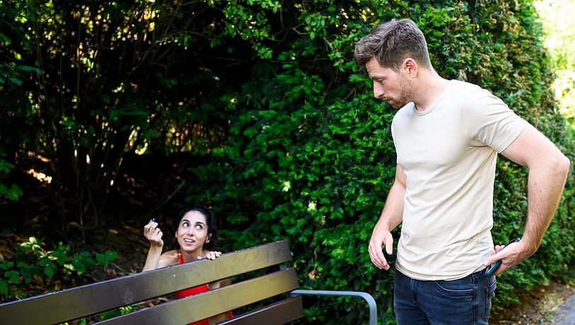 "Alles was zählt": Leyla blamiert sich vor Yannick, in dem Bemühen, ihm aus dem Weg zu gehen.