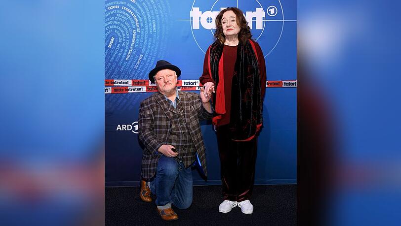 Bei der Premiere ihres letzten "Tatort"-Falls: Axel Prahl kniet vor Mechthild Großmann.