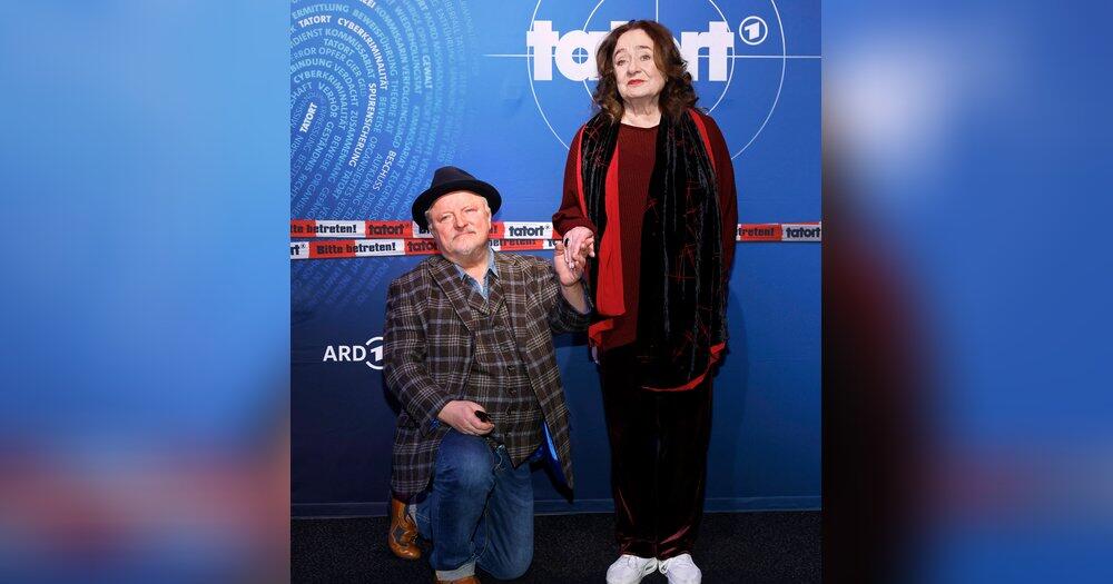 -Tatort-Abschied-Axel-Prahl-kniet-vor-Mechthild-Gro-mann