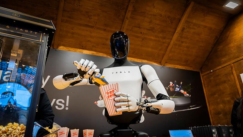 Tesla ließ einen Optimus-Roboter jüngst in Berlin Popcorn verteilen. (Archivbild) Tesla ließ einen Optimus-Roboter jüngst in Berlin Popcorn verteilen. (Archivbild)