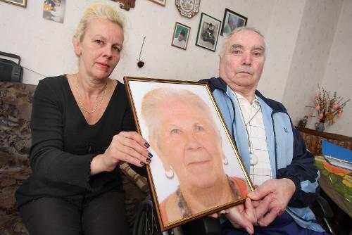 Gabriele V. und ihr Vater Helmut R. trauern um Margitta R., die nach dem Heimaufenthalt gestorben ist.