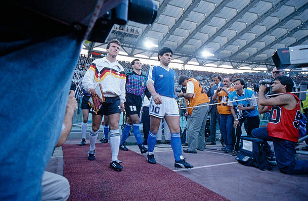 Große Rivalen: Lothar Matthäus (l.) und Diego Maradona vor dem WM-Finale 1990. Große Rivalen: Lothar Matthäus (l.) und Diego Maradona vor dem WM-Finale 1990.