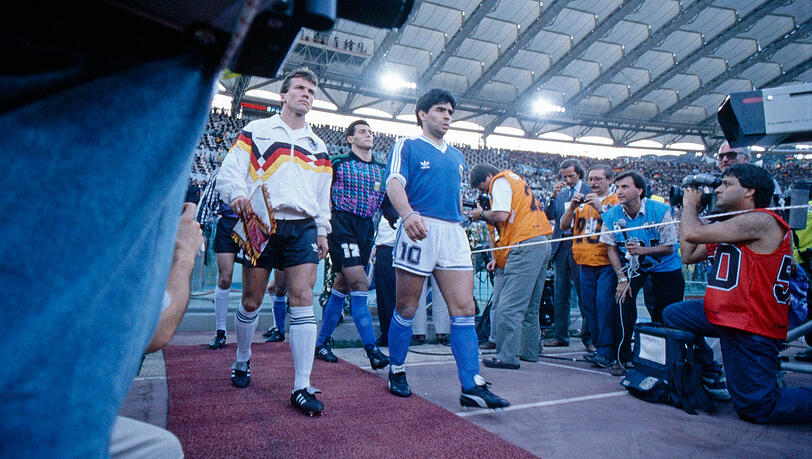 Große Rivalen: Lothar Matthäus (l.) und Diego Maradona vor dem WM-Finale 1990. Große Rivalen: Lothar Matthäus (l.) und Diego Maradona vor dem WM-Finale 1990.