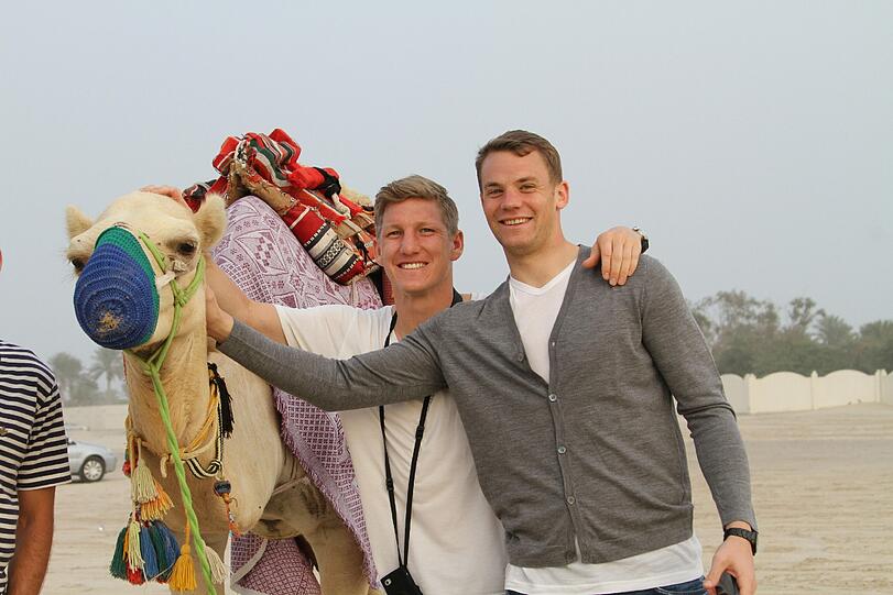 Da lächelt der Basti: Die Bayern auf ihrer Wüstentour.