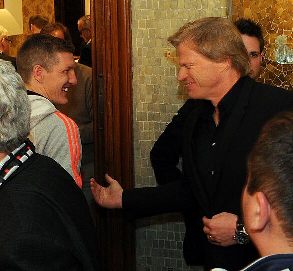Oliver Kahn gratuliert Bastian Schweinsteiger.