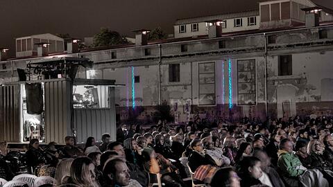 Sommerkino auf dem Gelände des Viehhofs an der Tumblingerstraße.