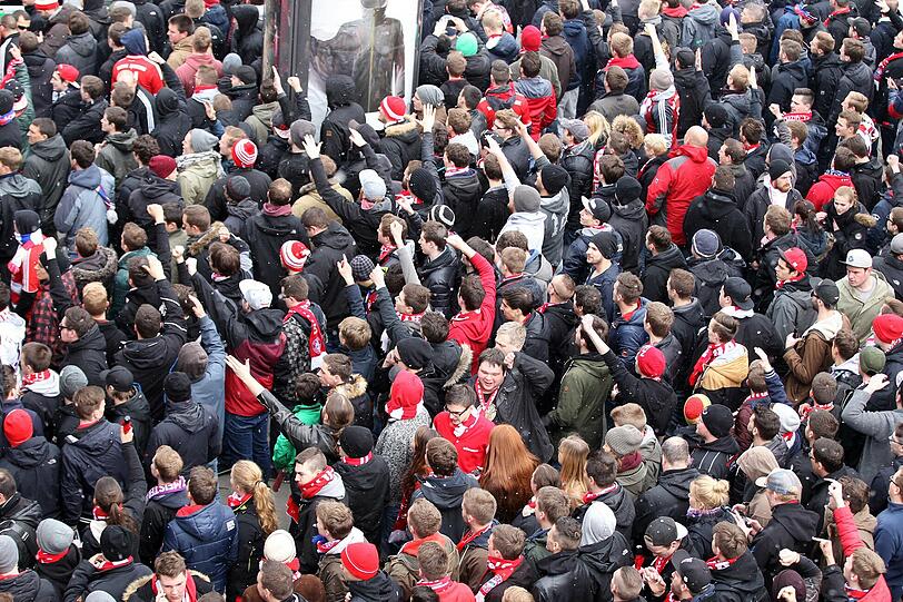 Bengalos, Chinaböller, Flaschenwürfe: FC Bayern II gegen TSV 1860 II: Die Bilder von Aufmarsch der Fans. 1000 Polizei-Beamte sind im Einsatz.