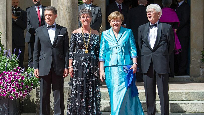 Merkel bei der 2015er Tristan-Premiere. Kurz darauf soll die Kanzlerin zusammengebrochen sein. Merkel bei der 2015er Tristan-Premiere. Kurz darauf soll die Kanzlerin zusammengebrochen sein.