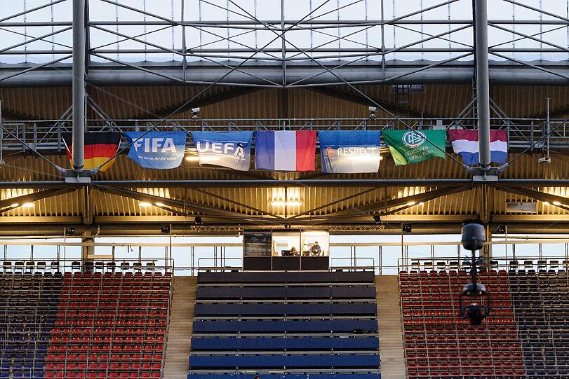 Das Fußball-Länderspiel in Hannover zwischen Deutschland und den Niederlanden ist am Dienstagabend abgesagt worden. Es bestand die Gefahr eines Sprengstoff-Anschlags. "Wir haben konkrete Hinweise gehabt, dass jemand im Stadion einen Sprengsatz zünden wollte", sagte Hannovers Polizeipräsident Volker Kluwe. Die Bilder...