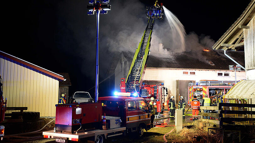 In einem Einfamilienhaus in Geisenhausen brach am Samstagmorgen ein Feuer aus.