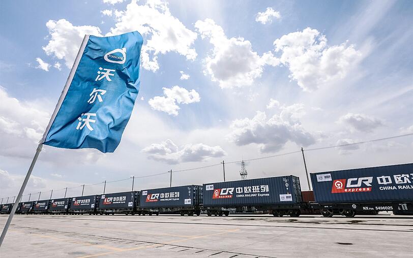 Die Züge, die zwischen Daqing und Zeebrugge verkehren, transportieren jeweils rund 225 Fahrzeuge in speziellen Containern.