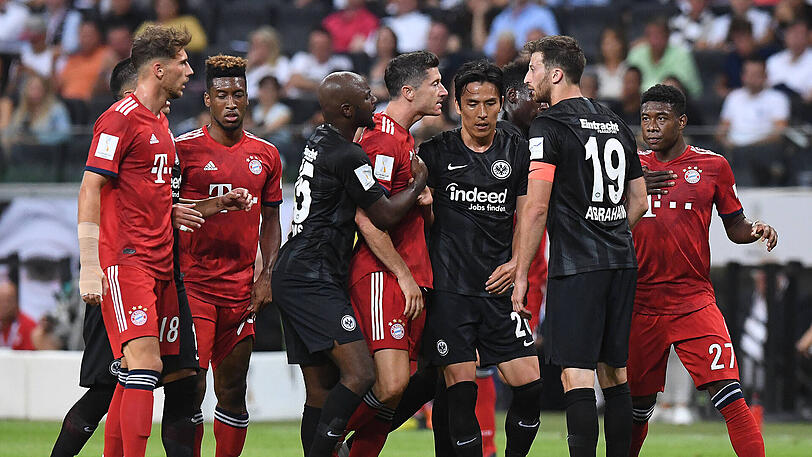 Lewandowski (Mi.) beschwert sich bei Eintracht-Kapitän Abraham.