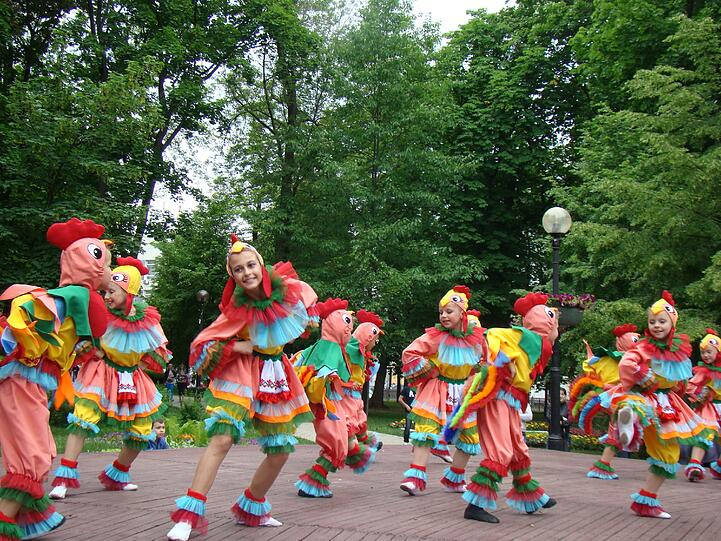 Bunte Kostüme bei einer Schulabschlussfeier in Kiew.