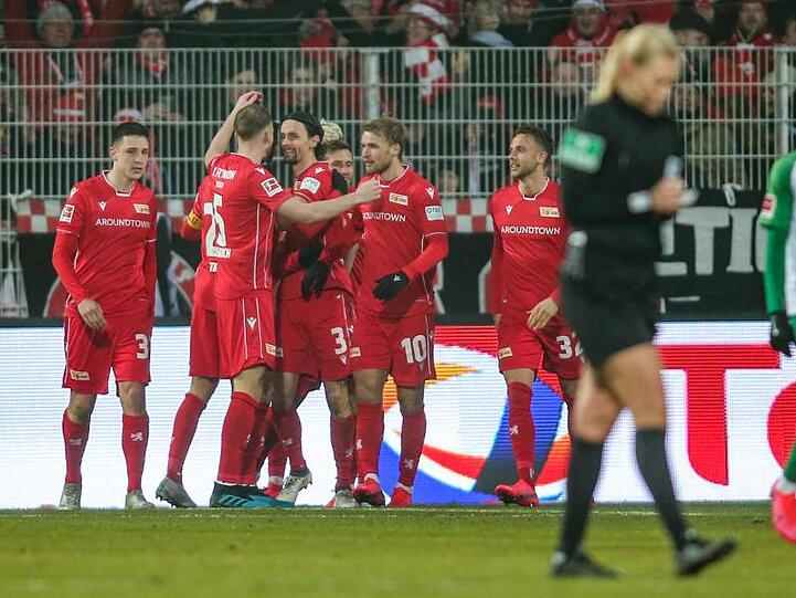 Unions Spieler bejubeln das Führungstor von Neven Subotic (3.v.l).