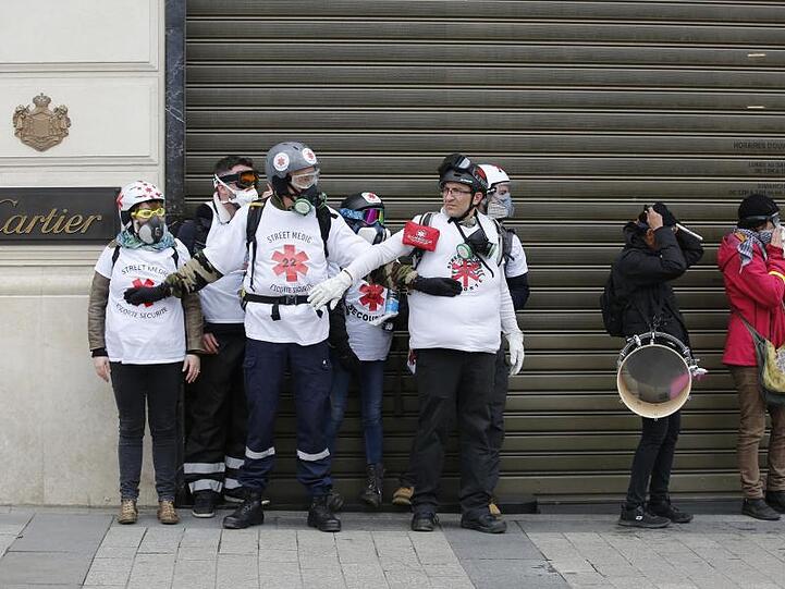 Ärzte und Ärztinnen sind bei den "Gelbwesten"-Protesten in Paris im Einsatz.