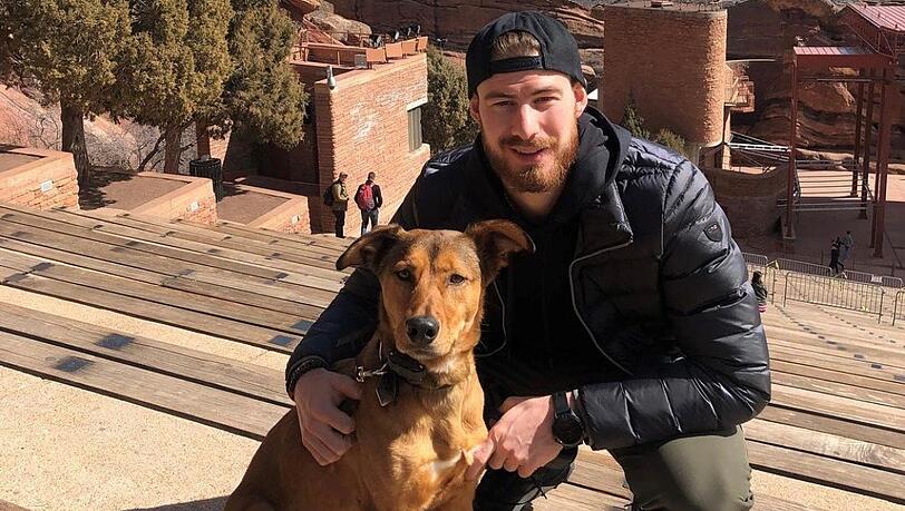 Philipp Grubauer über seine Schäferhund-Labrador-Mischung Leo: "Wir haben ihn aus Kuwait gerettet. Er ist als Welpe nach Washington geflogen und dort dann ins Tierheim gebracht worden." Philipp Grubauer über seine Schäferhund-Labrador-Mischung Leo: "Wir haben ihn aus Kuwait gerettet. Er ist als Welpe nach Washington geflogen und dort dann ins Tierheim gebracht worden."