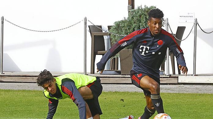 Wieder voll belastbar: Kingsley Coman (r.) zieht im Bayern-Training an Talent Lucas Copado vorbei.