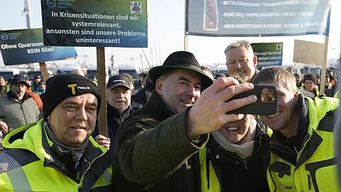 "Wer mich kritisiert, will mich nur dort weghaben, wo momentan der Brennpunkt der Aufmerksamkeit liegt": Hubert Aiwanger beim Protest von Landwirten und Spediteuren auf der Theresienwiese.