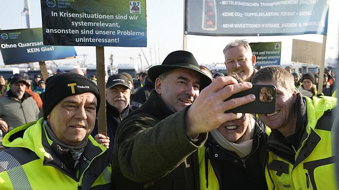 "Wer mich kritisiert, will mich nur dort weghaben, wo momentan der Brennpunkt der Aufmerksamkeit liegt": Hubert Aiwanger beim Protest von Landwirten und Spediteuren auf der Theresienwiese.