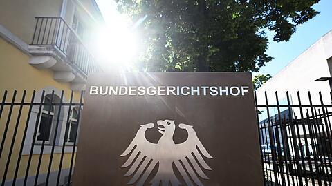 Ein Hinweisschild mit Bundesadler und dem Schriftzug Bundesgerichtshof, aufgenommen vor dem Bundesgerichtshof (BGH).
