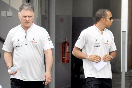 Lewis Hamilton (re.) und Dave Ryan gehen künftig getrennte Wege. McLaren suspendierte den Teammamanger.
