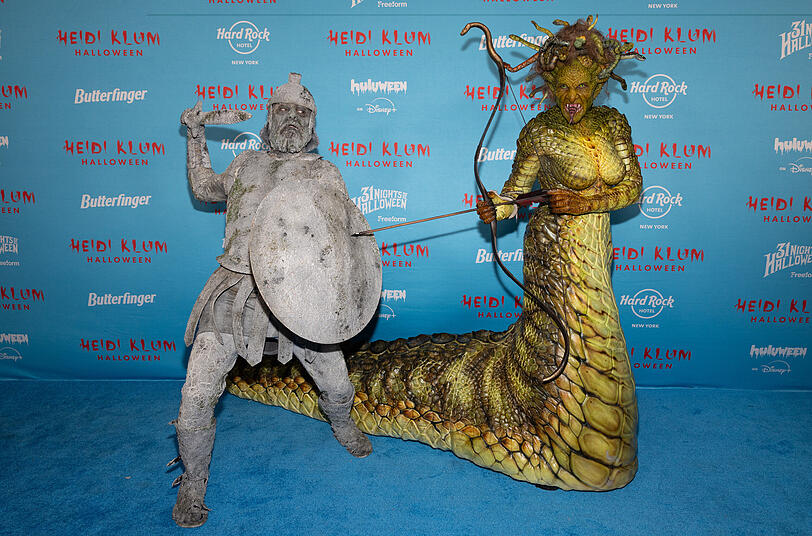 Tom Kaulitz (li.) und Heidi Klum (re.) verkleideten sich an Halloween 2025 als zu Stein erstarrter römischer Krieger und Medusa. Tom Kaulitz (li.) und Heidi Klum (re.) verkleideten sich an Halloween 2025 als zu Stein erstarrter römischer Krieger und Medusa.