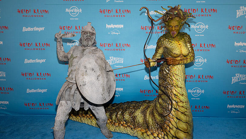 Tom Kaulitz (li.) und Heidi Klum (re.) verkleideten sich an Halloween 2025 als zu Stein erstarrter römischer Krieger und Medusa. Tom Kaulitz (li.) und Heidi Klum (re.) verkleideten sich an Halloween 2025 als zu Stein erstarrter römischer Krieger und Medusa.