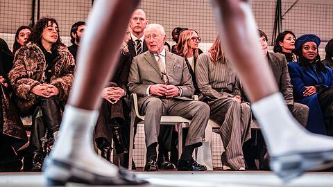 Auch am Tag der Verhaftung seines Bruders nahm der K&ouml;nig seine Pflichten wahr - und war bei der Er&ouml;ffnungsshow der Londoner Modewoche dabei.